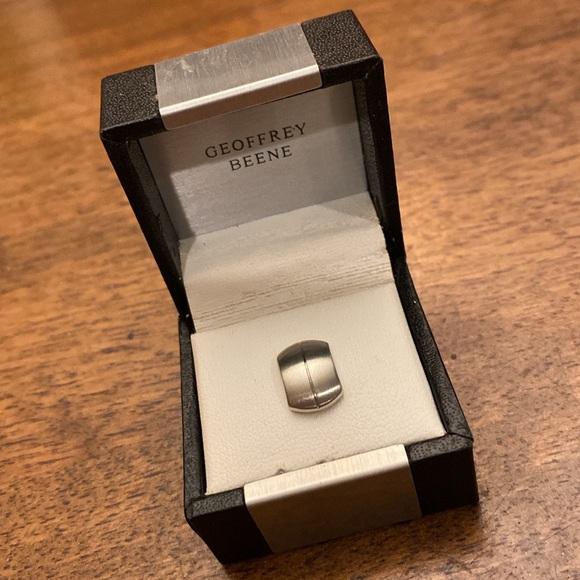 FREE GEOFFREY BEENE Tie Tac - Picture 1 of 4